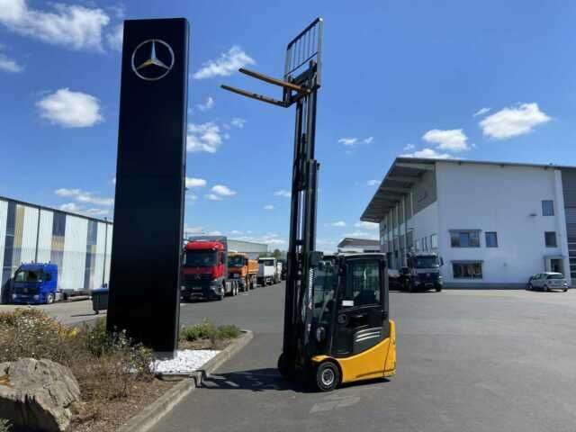 Carrello elevatore JUNGHEINRICH EFG 215 / Triplex: 4.35m! / STVZO / nur 3.255h! - Photo 9