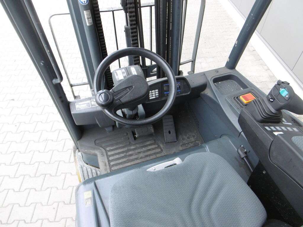 Carrello elevatore JUNGHEINRICH EFG 425 ks - Photo 5